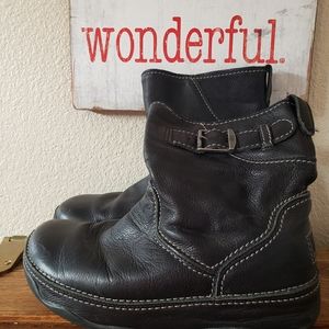 Black leather fit flop pull on boots